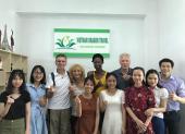 Voyageurs chez agence de voyage Vietnam Dragon Travel (2)