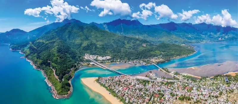 Baies et littoral pendant la saison verte Baies et littoral pendant la saison verte