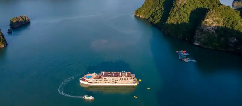 Croisière de luxe à bord d'une jonque 5 étoiles dans la baie Halong