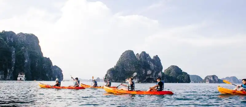 Croisière de luxe à bord d'une jonque privée dans la baie Halong Croisière de luxe à bord d'une jonque privée dans la baie Halong