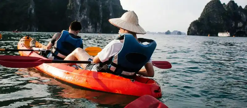 Découvrir la baie d’Halong en kayak