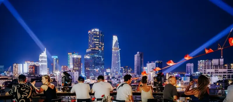 Dîner privé dans un rooftop avec vue panoramique à Saigon Dîner privé dans un rooftop avec vue panoramique à Saigon
