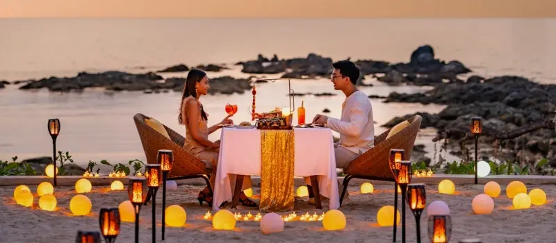 Dîner romantique les pieds dans le sable Dîner romantique les pieds dans le sable