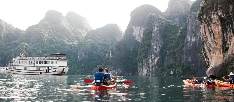 Faire du kayak à travers des lagons cachés et des grottes isolées