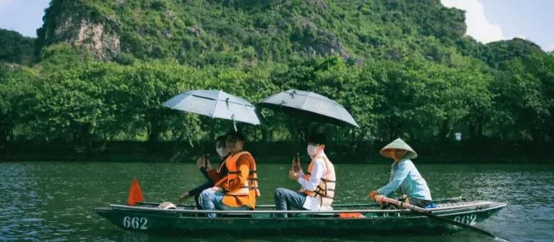 Faire une croisière en sampan sur la rivière Ngo Dong Faire une croisière en sampan sur la rivière Ngo Dong