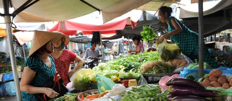 Flâner dans les marchés locaux avant de cuisiner avec un chef vietnamien