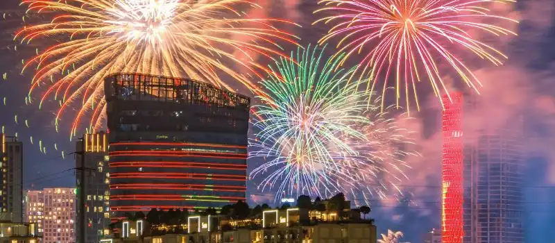 Le spectacle des feux d'artifice Saigon Le spectacle des feux d'artifice Saigon