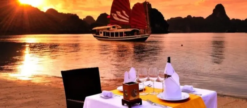 Lever de soleil en baie Halong moment suspendu à deux Lever de soleil en baie Halong moment suspendu à deux