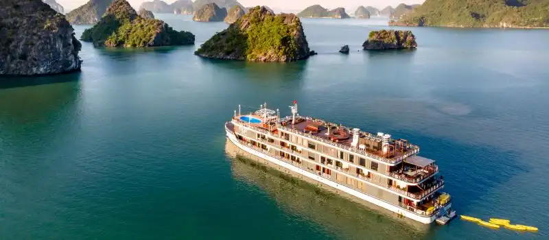 Nuit à bord d'une croisière de luxe dans la baie Halong Nuit à bord d'une croisière de luxe dans la baie Halong