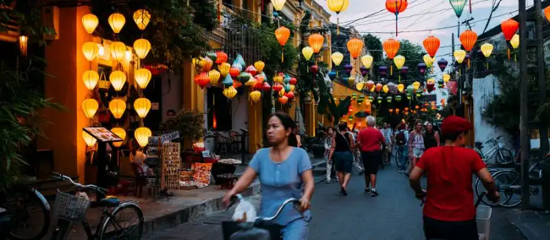 Visiteurs au coeur de la vieille ville de Hoi An Visiteurs au coeur de la vieille ville de Hoi An