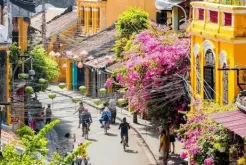 Hoi An en Décembre: Le Charme Romantique des Lanternes sous la Brume